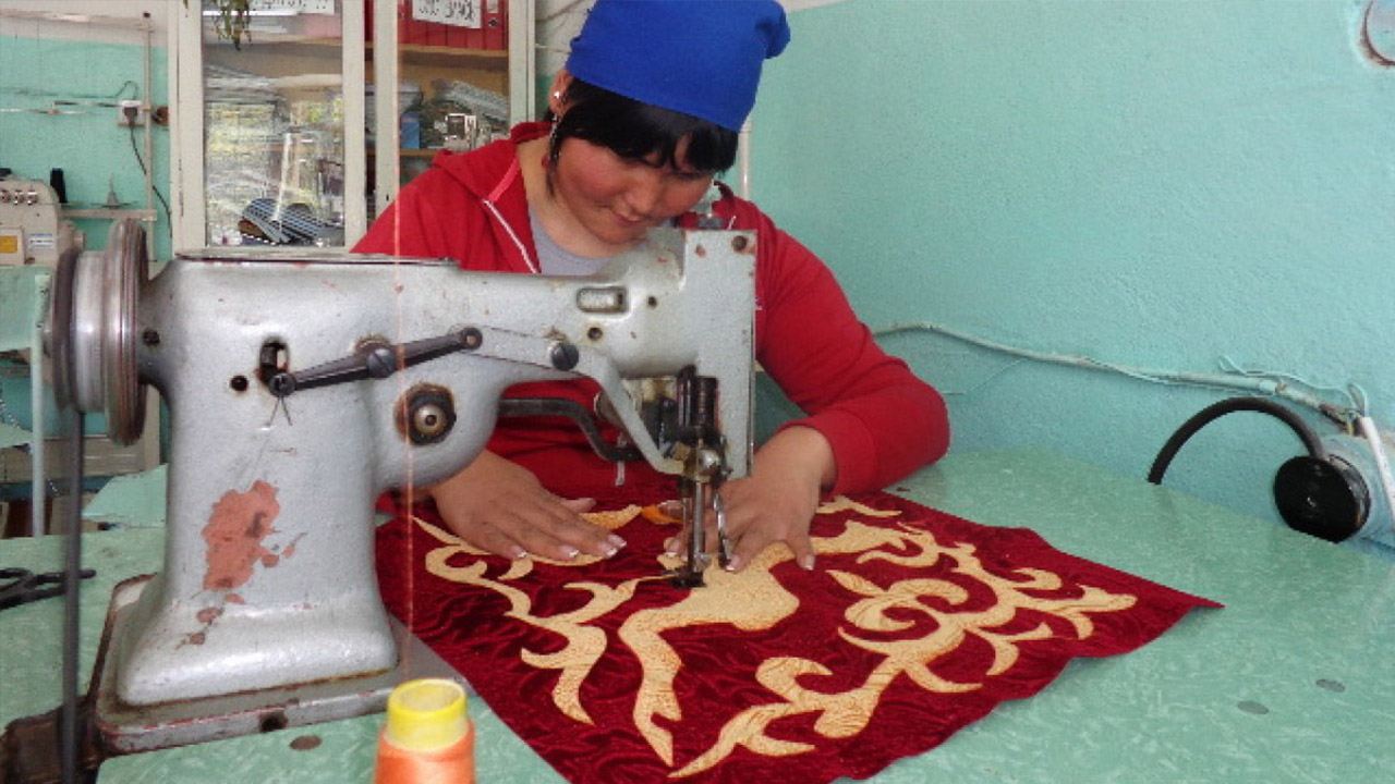 Humanity & Inclusion Kirghizistan. Sewing lessons provided as part of the vocational training program