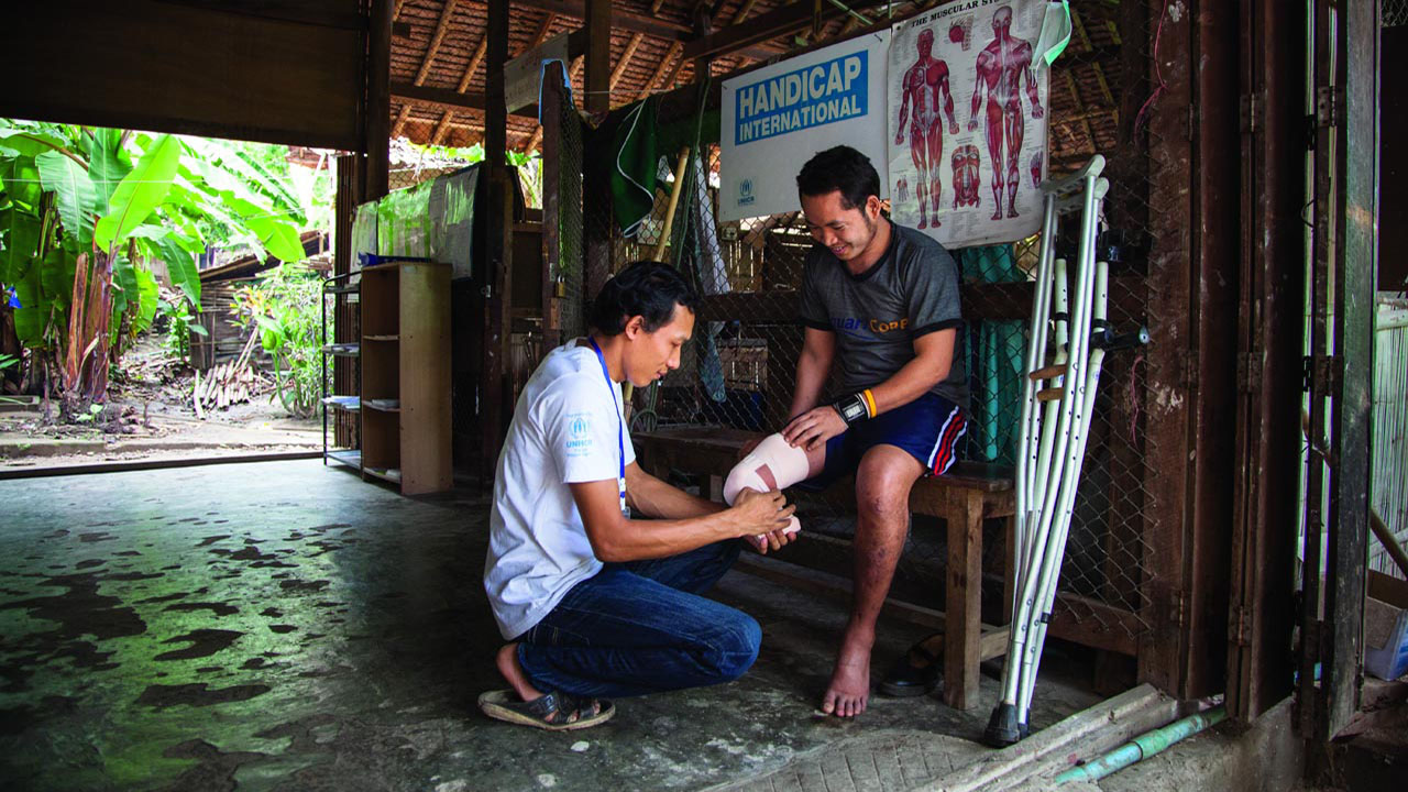 Supporting an amputee, Thailand - Humanity & Inclusion
